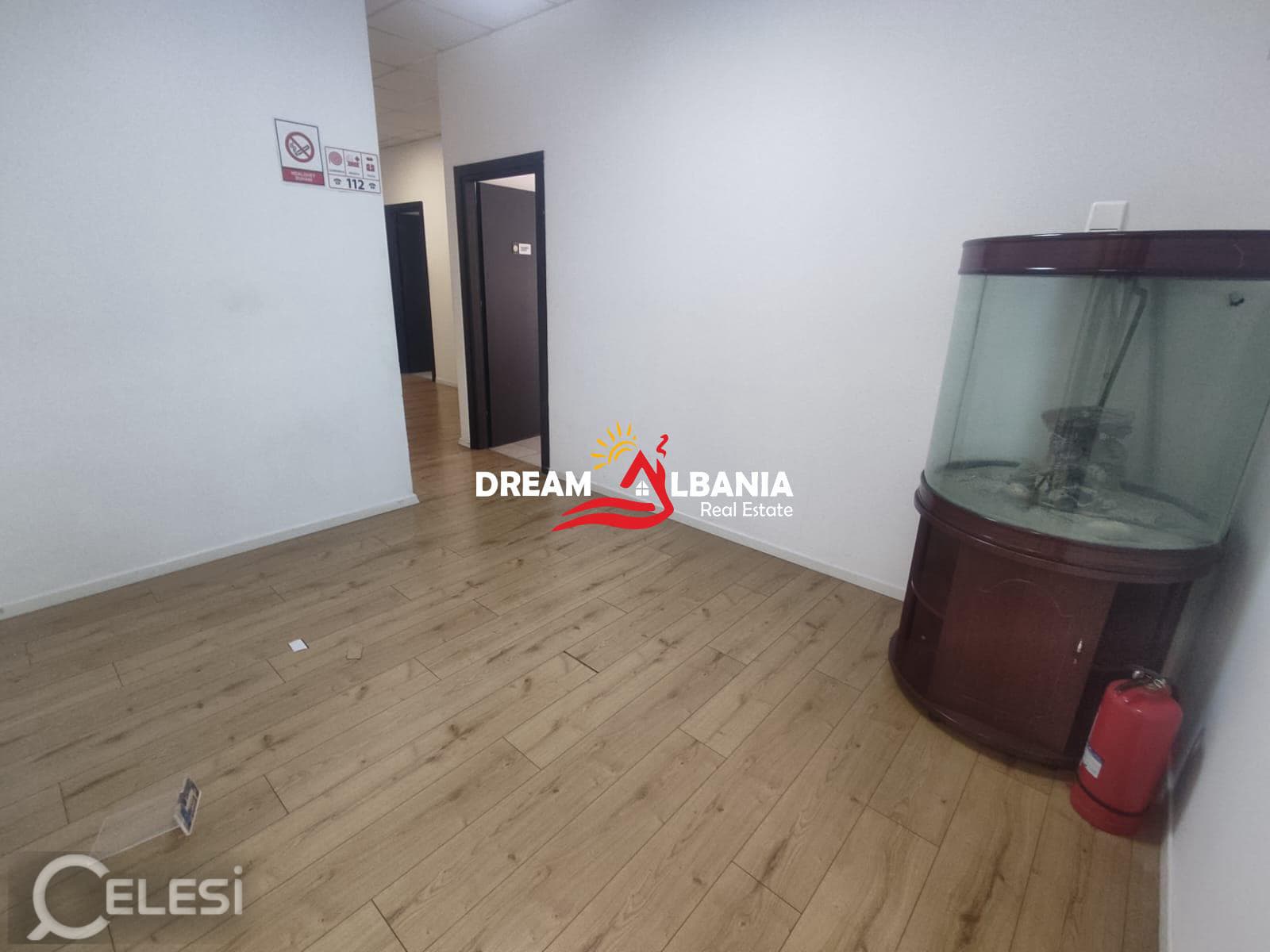 Zyrë me qira, Blloku — foto 4