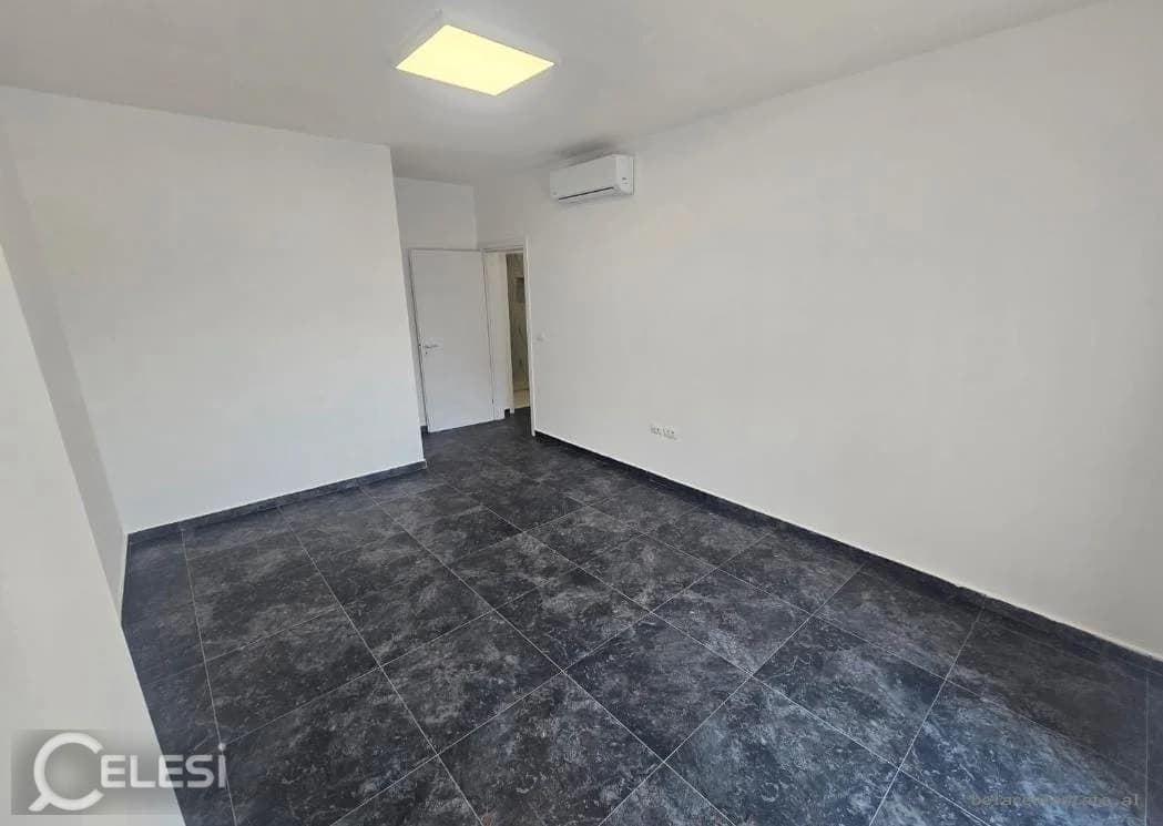 Zyrë me qira, Zogu i Zi — foto 3
